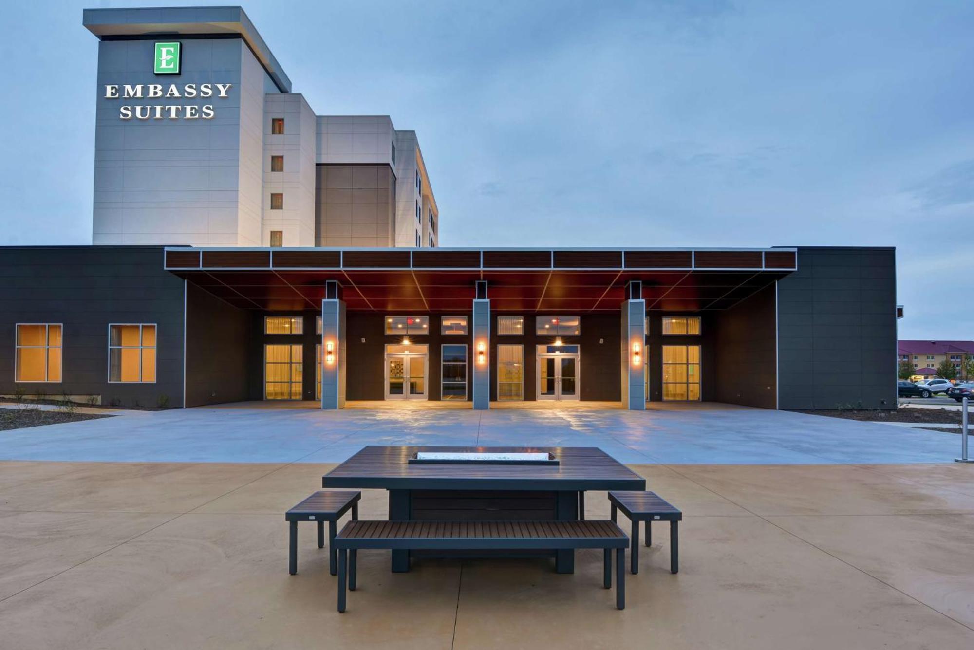Embassy Suites By Hilton Plainfield Indianapolis Airport Exterior photo